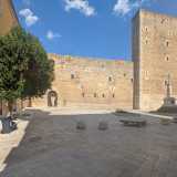 Il castello di Gioia si trova al civico 1 di Piazza dei Martiri del 1799